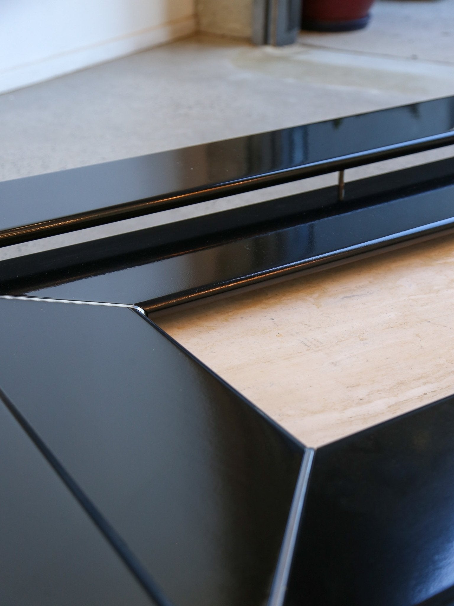 Italian vintage travertine and lacquer coffee table, 1970s - Lumini Collections