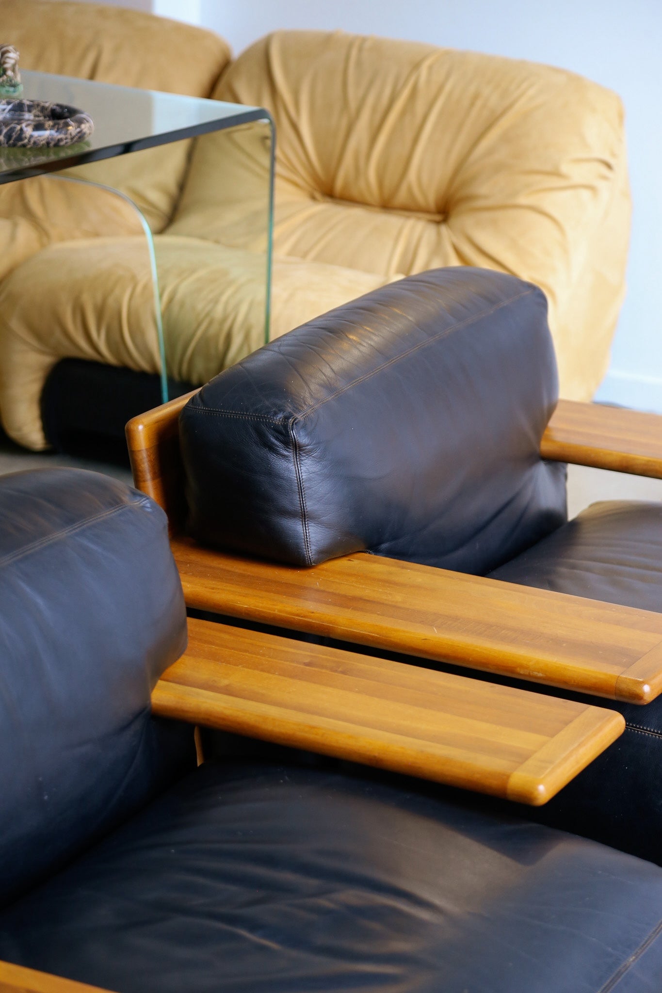 Italian Pianura Armchairs & Table by Mario Bellini for Cassina - Lumini Collections
