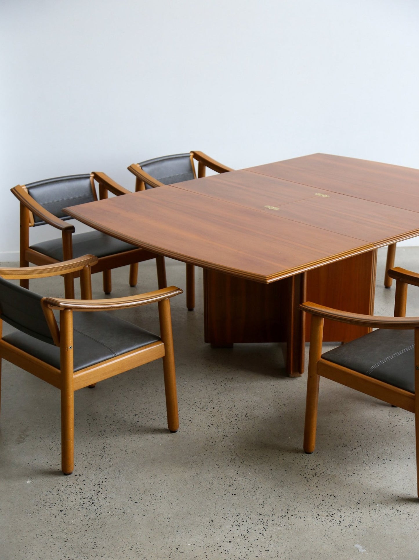 Pierre Cardin for Maxalto Fold - Out Extension Dining Table in Walnut 1980s - Lumini Collections