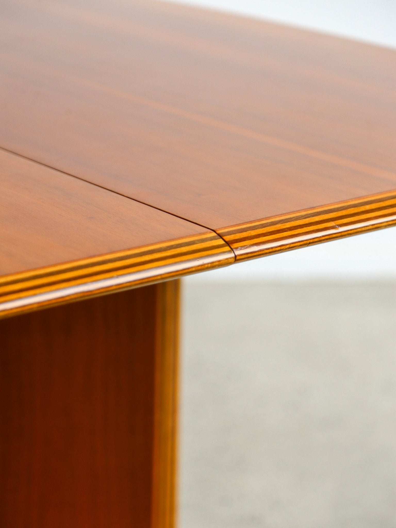 Pierre Cardin for Maxalto Fold - Out Extension Dining Table in Walnut 1980s - Lumini Collections