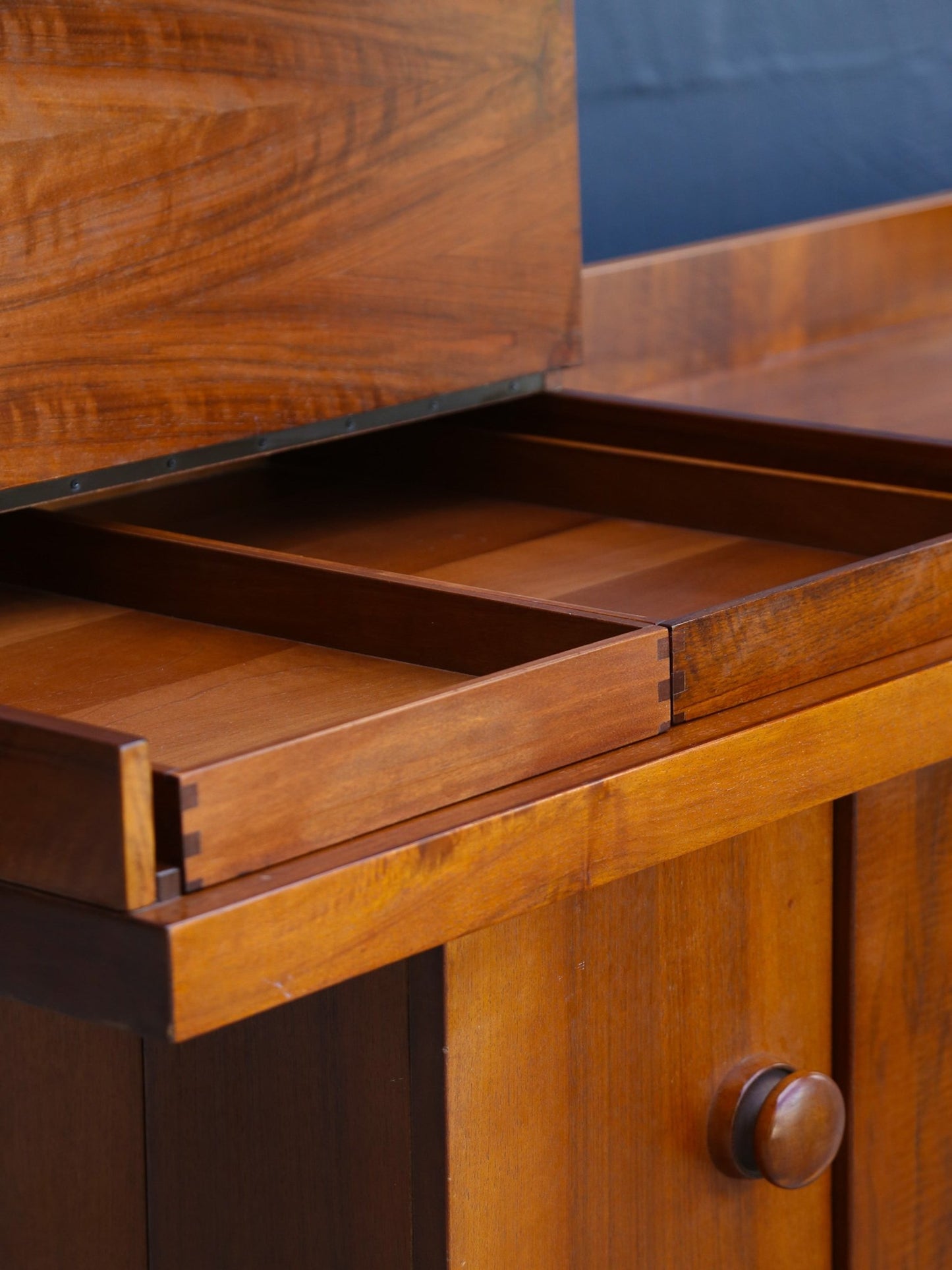 Pranzo 602 sideboard in walnut by Silvio Coppola for Bernini, Italy 1964 - Lumini Collections