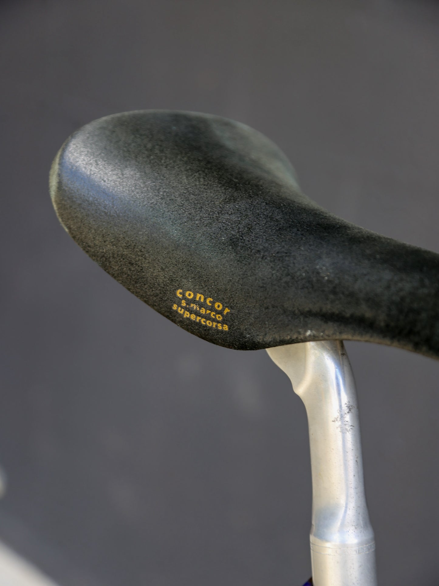 Close-up of a black golf club head with 'concor' branding on a dark background