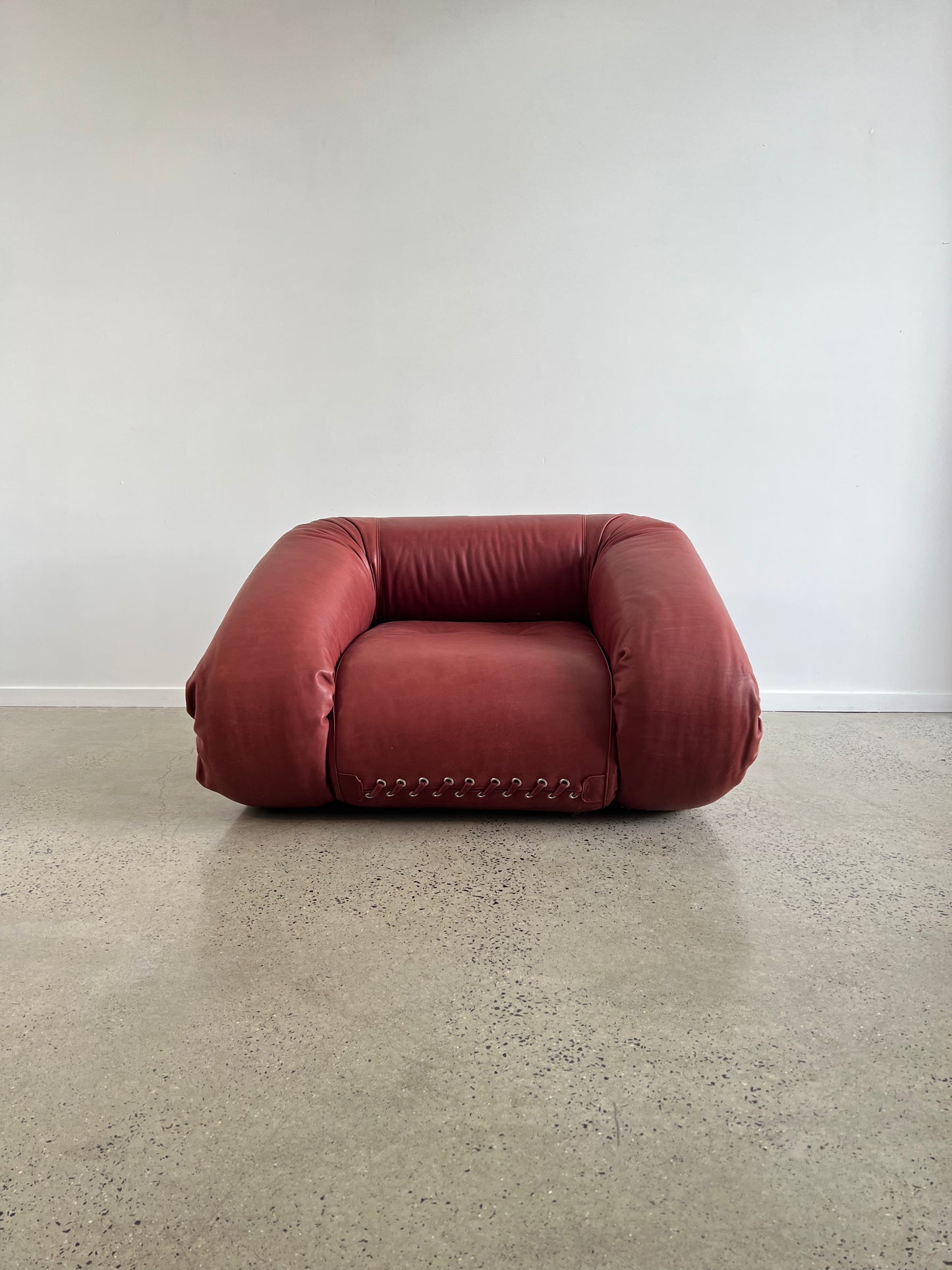 “Anfibio” by Alessandro Becchi for Givannetti, Armchair in Brown Leather and Sheepskin, 1970 - Lumini Collections