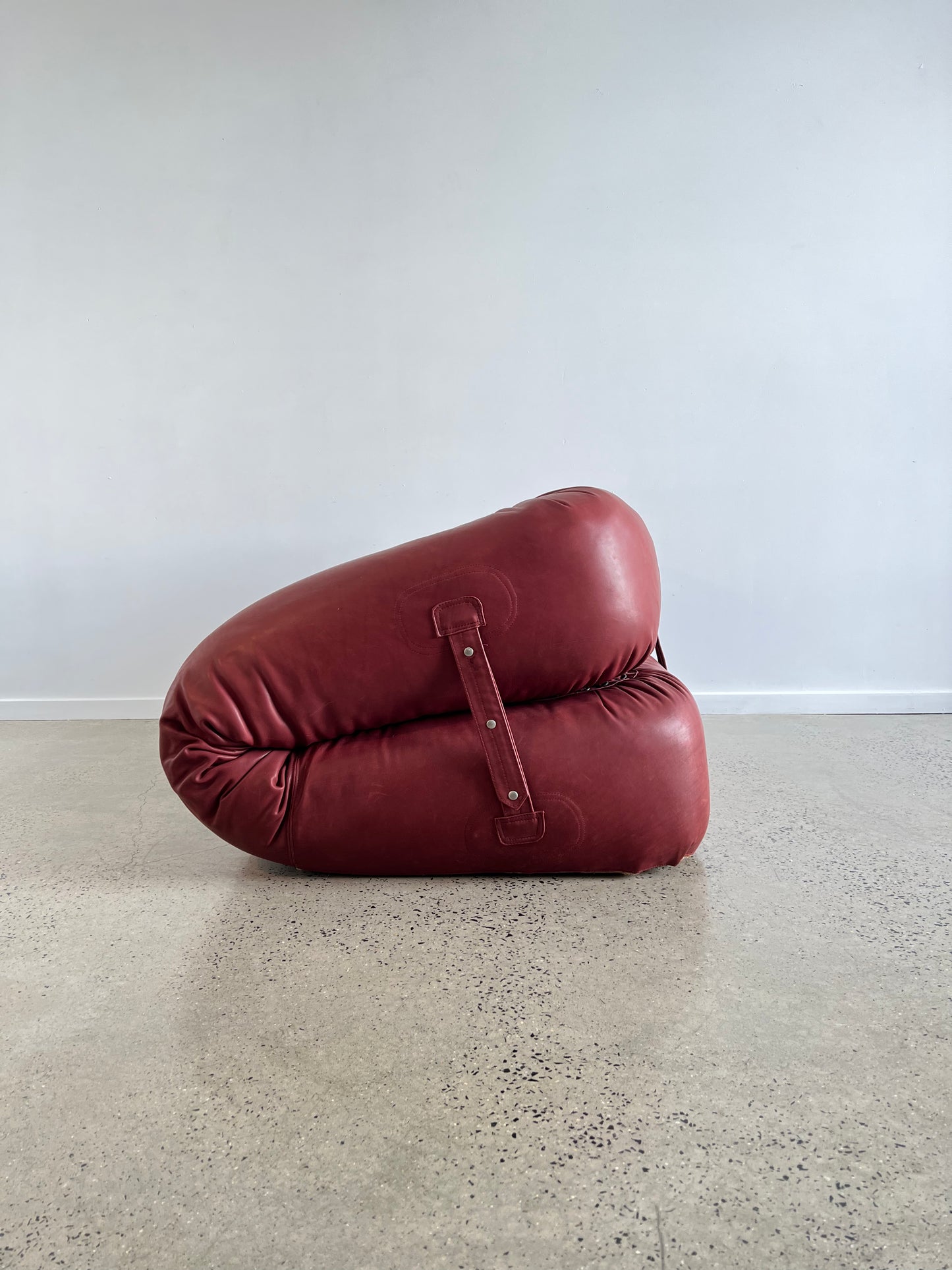 “Anfibio” by Alessandro Becchi for Givannetti, Armchair in Brown Leather and Sheepskin, 1970 - Lumini Collections