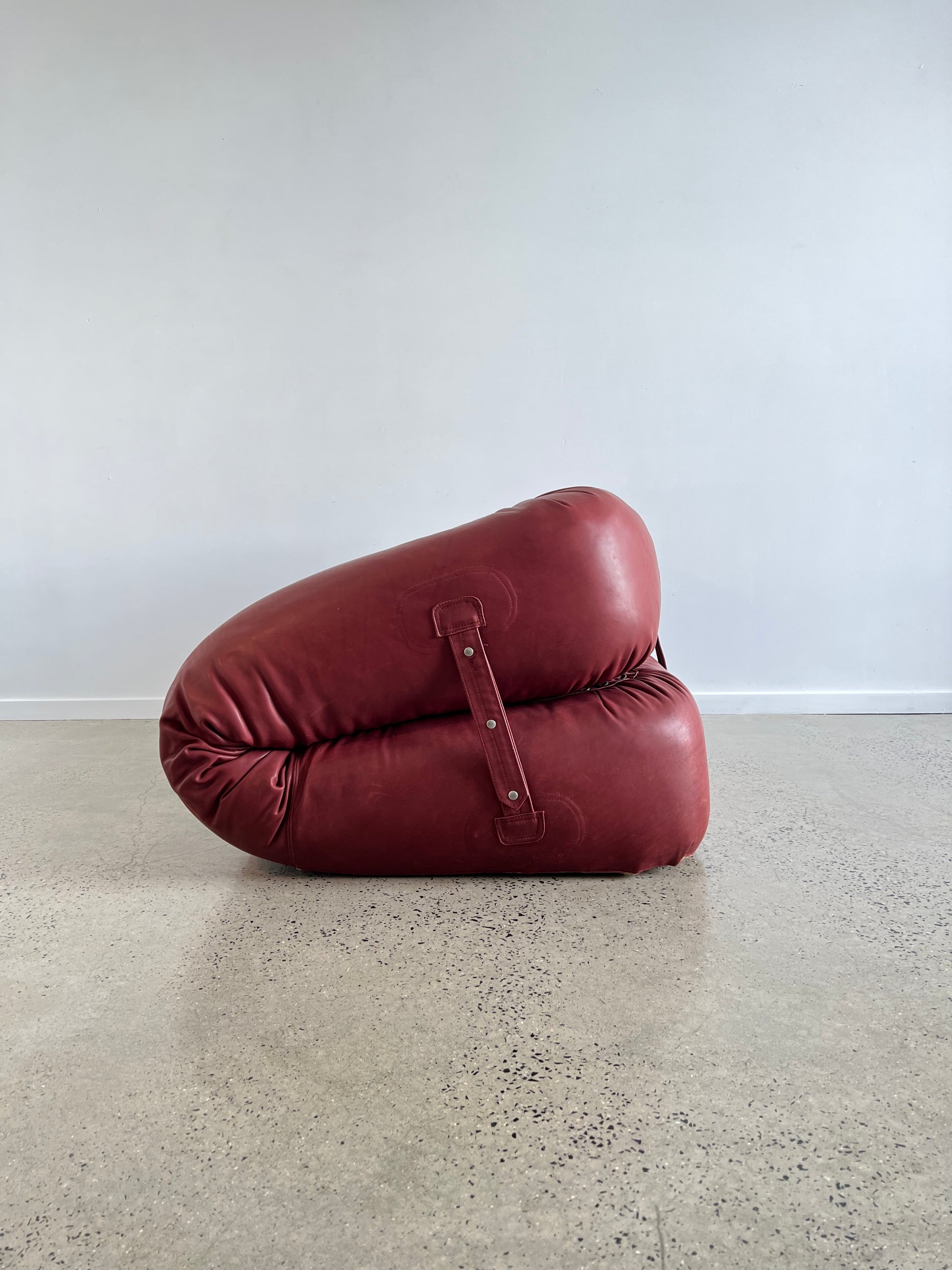 “Anfibio” by Alessandro Becchi for Givannetti, Armchair in Brown Leather and Sheepskin, 1970 - Lumini Collections