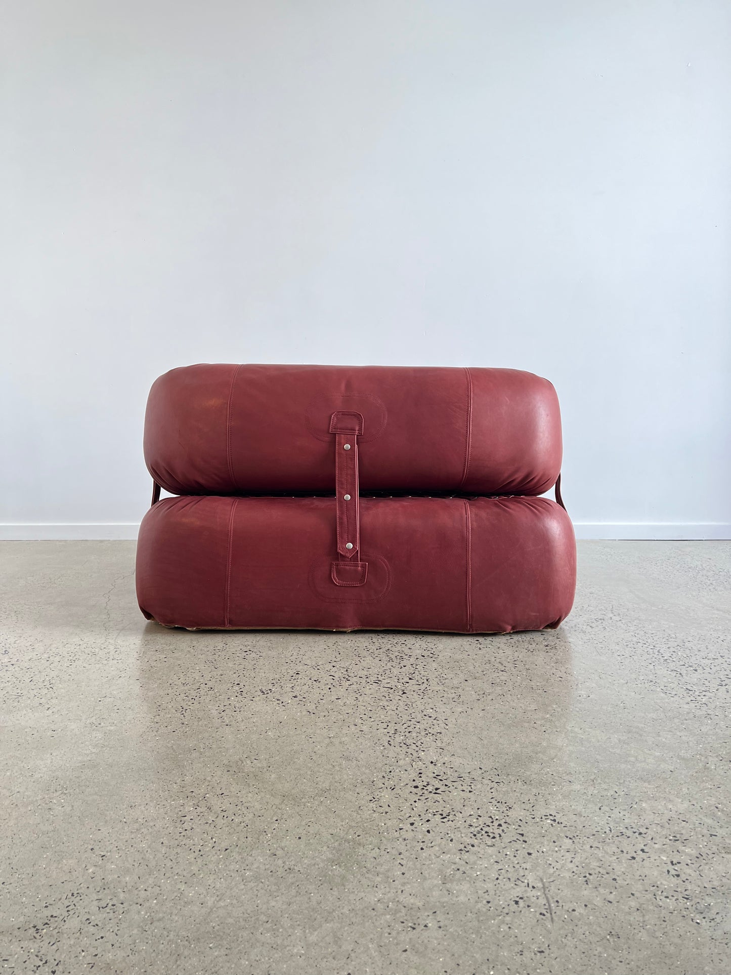 “Anfibio” by Alessandro Becchi for Givannetti, Armchair in Brown Leather and Sheepskin, 1970 - Lumini Collections