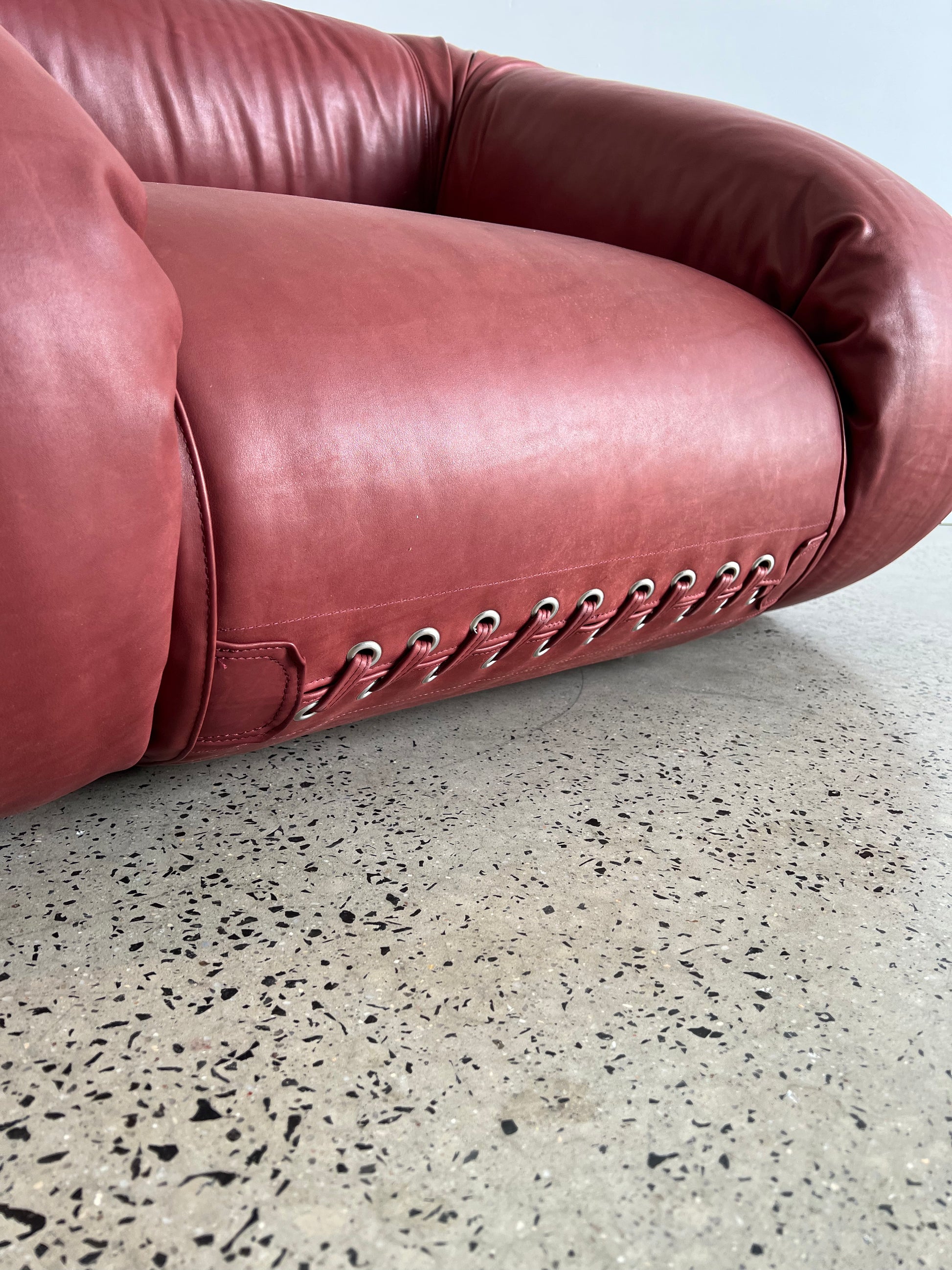 “Anfibio” by Alessandro Becchi for Givannetti, Armchair in Brown Leather and Sheepskin, 1970 - Lumini Collections