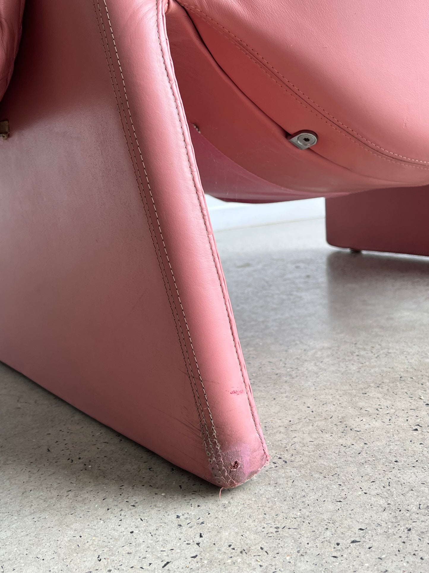 "P60" by Vittorio Introini for Saporiti Italia, Pink Leather Chair, 1962