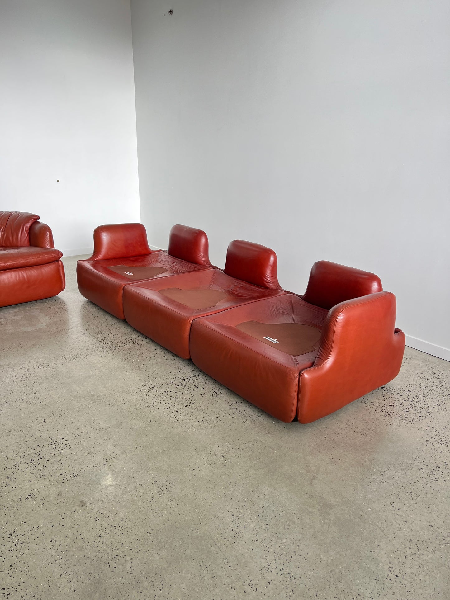 "Confidential" by Alberto Rosselli for Saporiti, Red/Cordovan Leather Sofa Set, 1970s