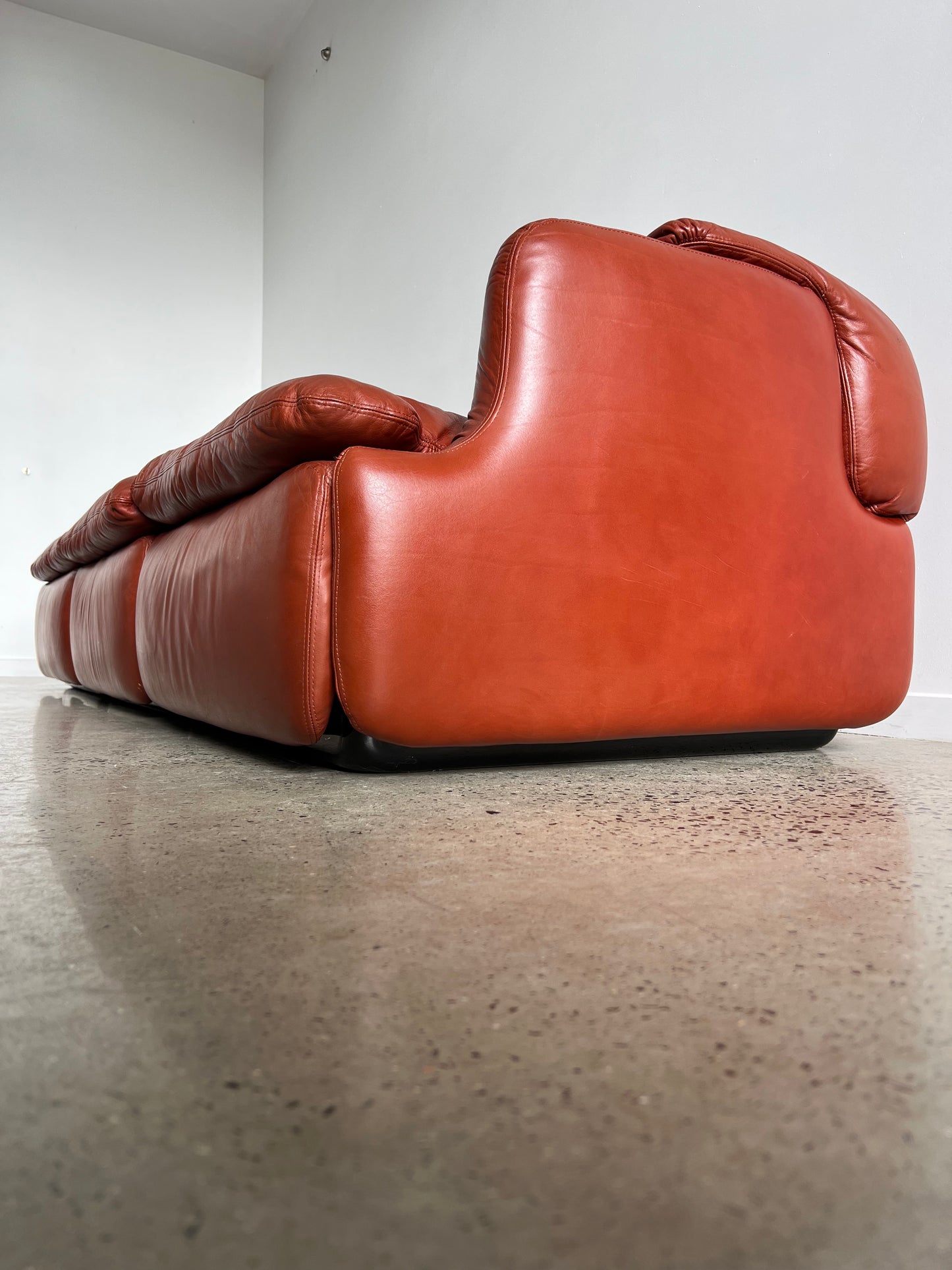 "Confidential" by Alberto Rosselli for Saporiti, Red/Cordovan Leather Sofa Set, 1970s