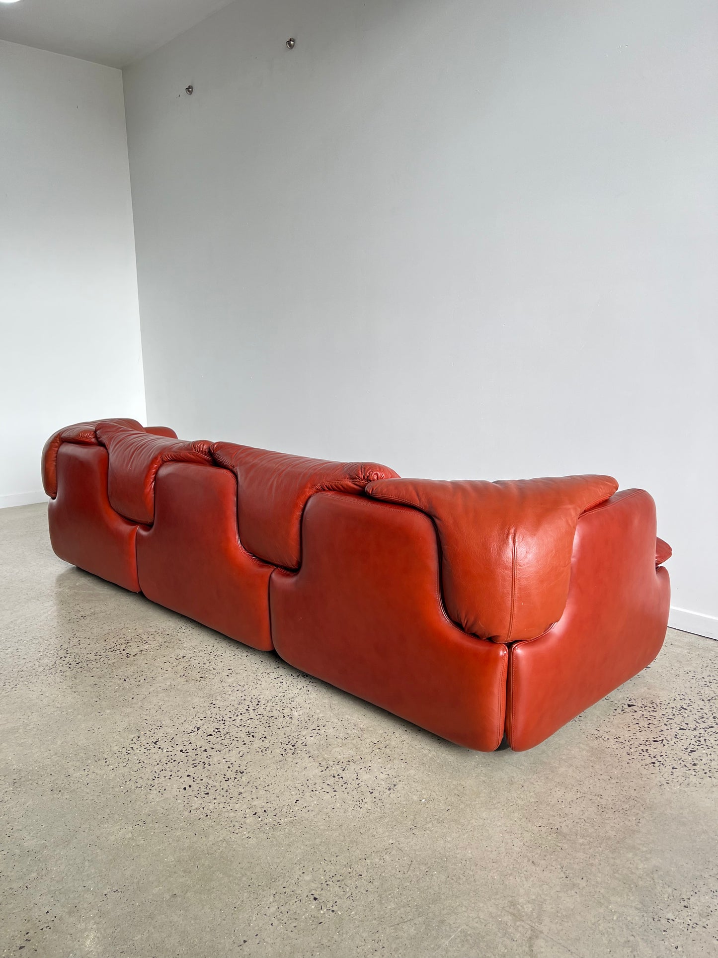 "Confidential" by Alberto Rosselli for Saporiti, Red/Cordovan Leather Sofa Set, 1970s