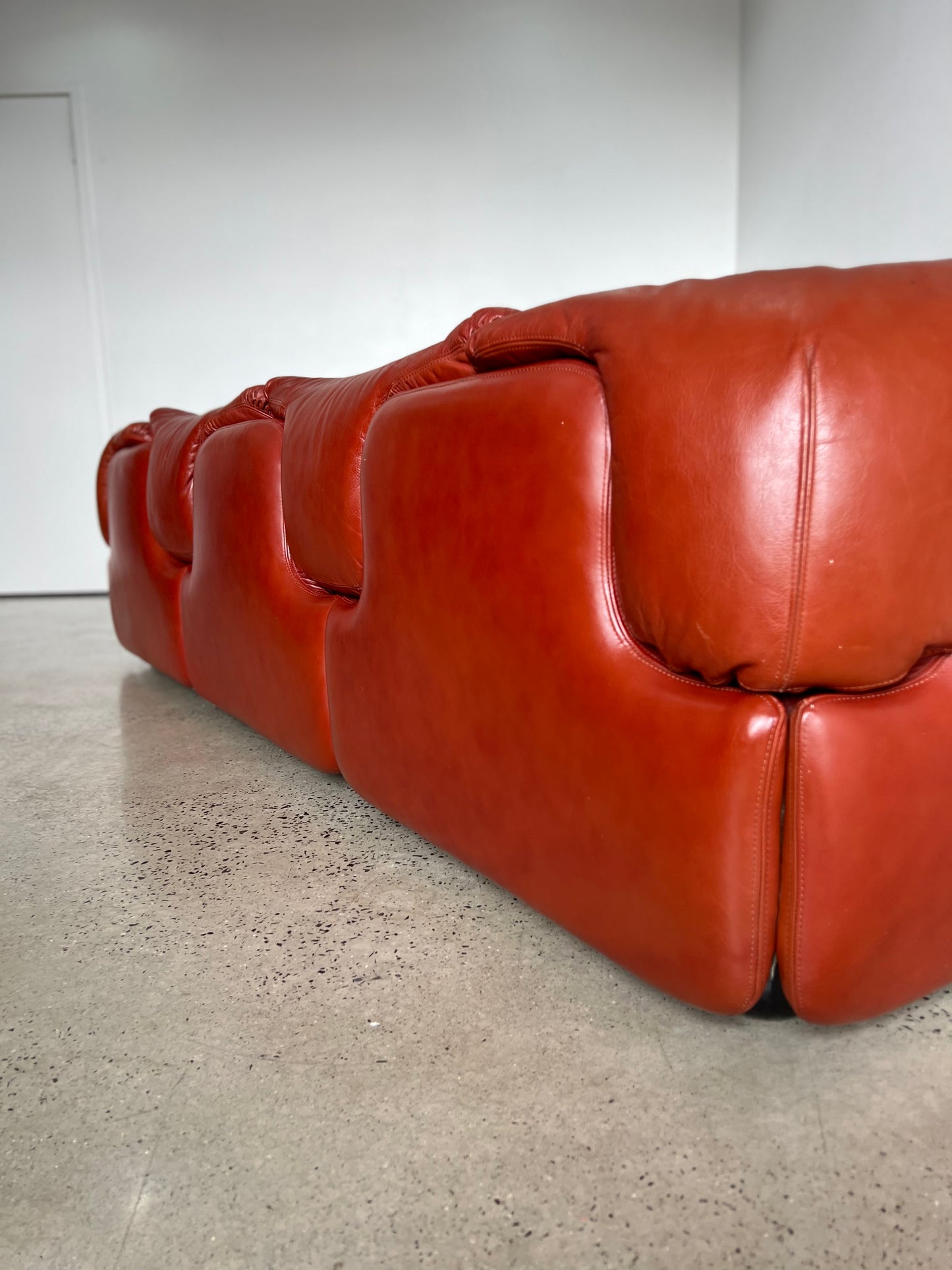 "Confidential" by Alberto Rosselli for Saporiti, Red/Cordovan Leather Sofa Set, 1970s