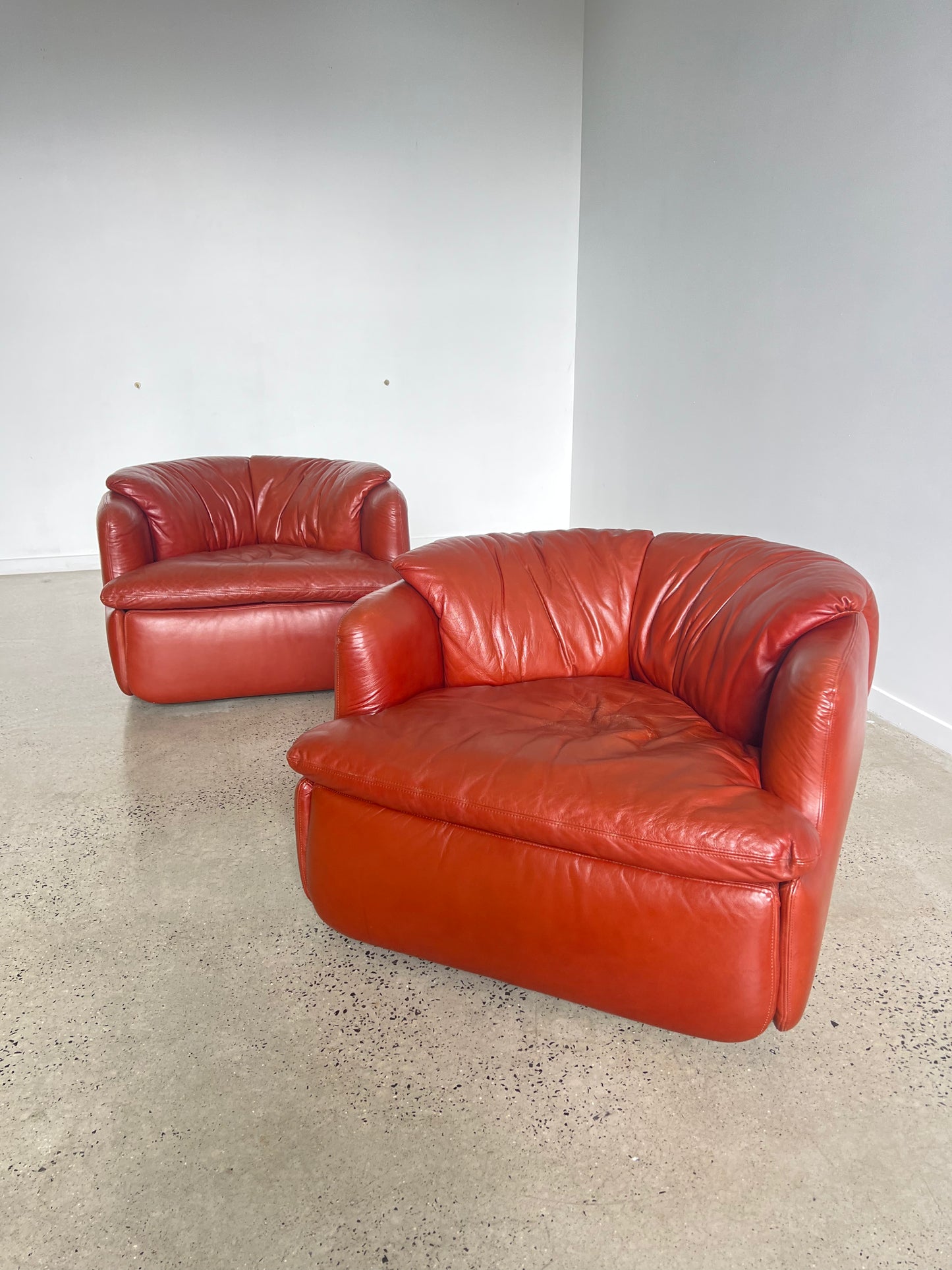 "Confidential" by Alberto Rosselli for Saporiti, Red/Cordovan Leather Sofa Set, 1970s