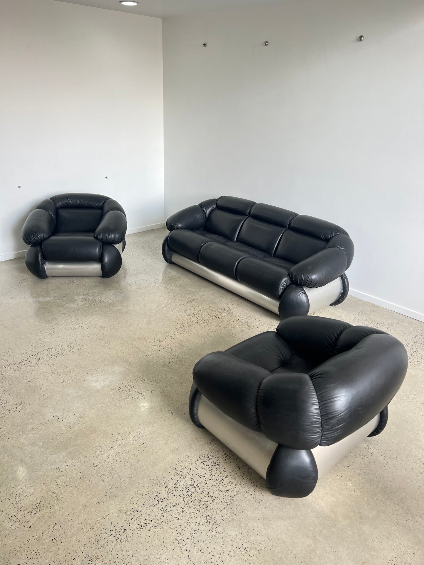 Adriano Piazzesi Black Leather Sofa Set and Armchairs, 1970s