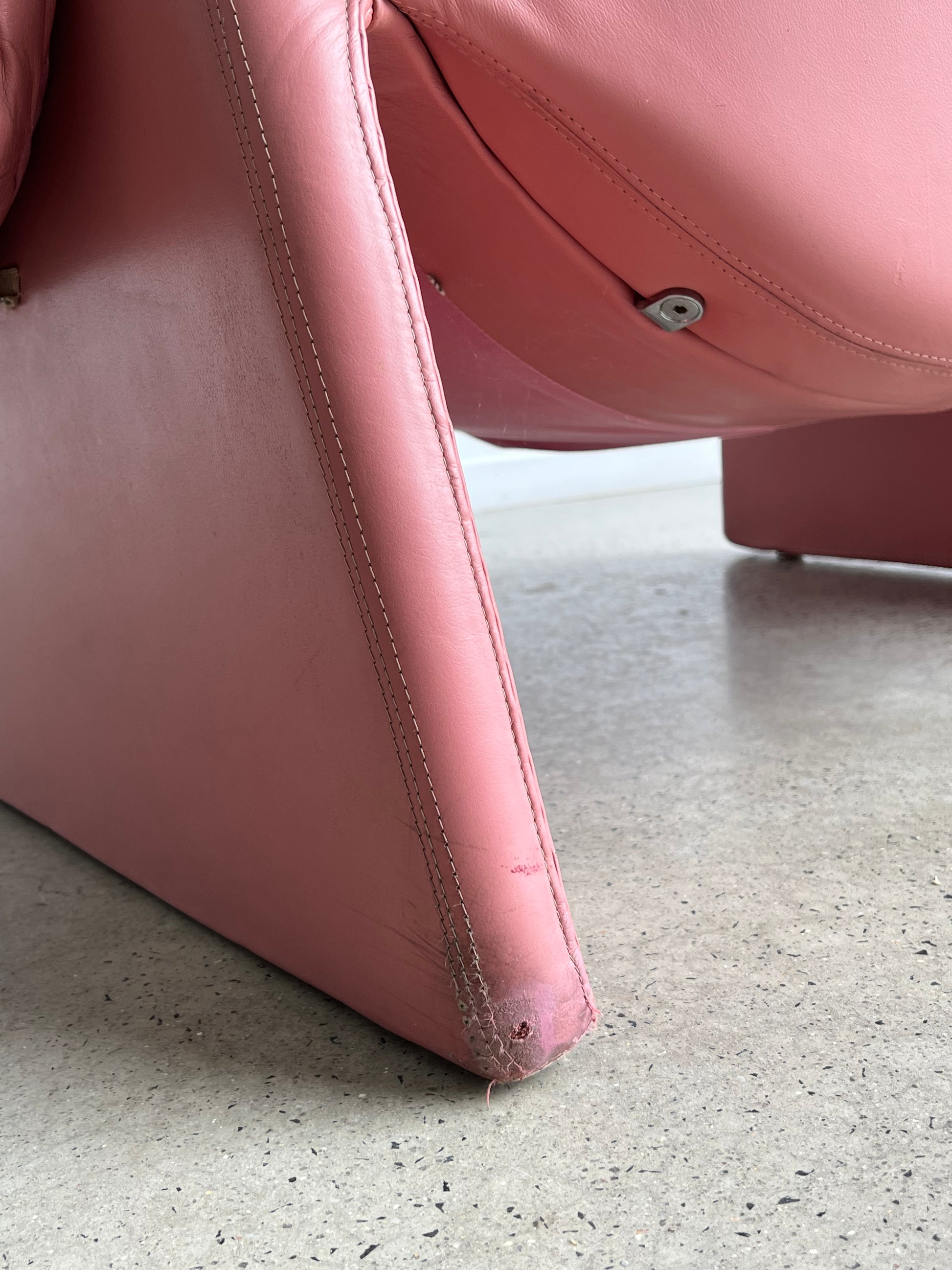 P60 by Vittorio Introini for Saporiti Italia, Pink Leather Chair, 1962 - Lumini Collections