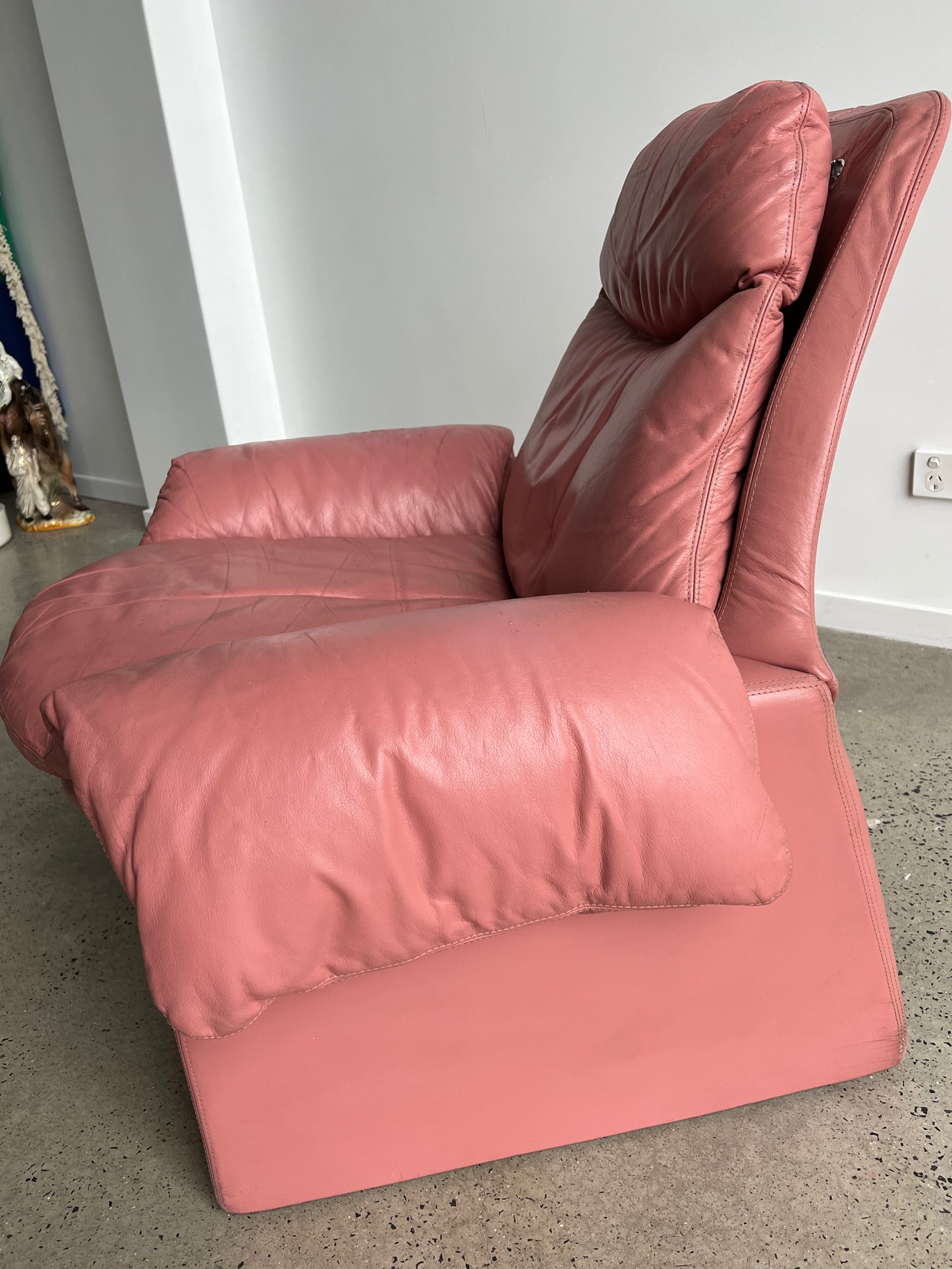 P60 by Vittorio Introini for Saporiti Italia, Pink Leather Chair, 1962 - Lumini Collections
