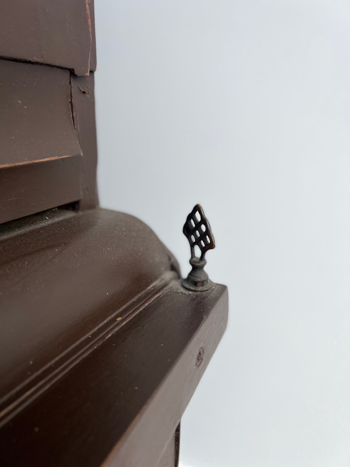 right side of the cabinet showing a details